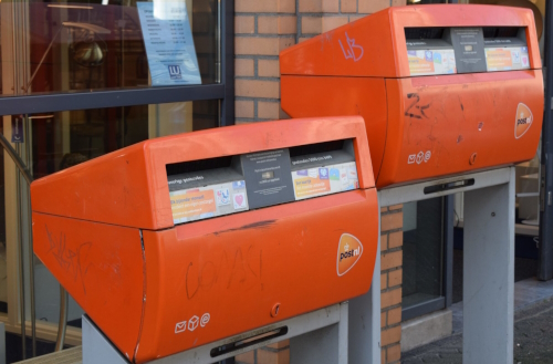 PostNL-brievenbussen laag en hoog. Foto van: Indebuurt